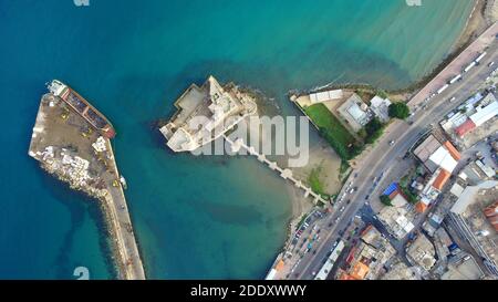 Monumenti di Saidon Castello di mare con ponte per la costa della città E vista dall'alto della porta Foto Stock