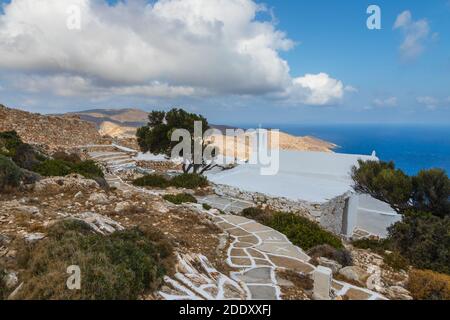 Vista della piccola Chiesa di Panagia Paleokastritsa all'interno delle rovine del castello di Palaiokastro. In cima alla collina. Isola di iOS, Grecia. Foto Stock