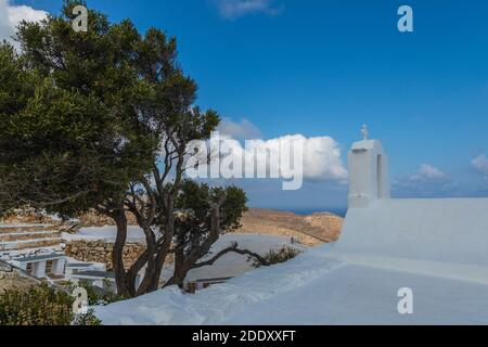 Vista della piccola Chiesa di Panagia Paleokastritsa all'interno delle rovine del castello di Palaiokastro. In cima alla collina. Isola di iOS, Grecia. Foto Stock