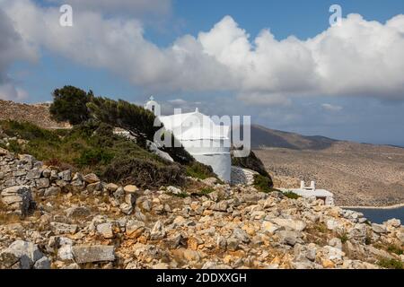 Vista della piccola Chiesa di Panagia Paleokastritsa all'interno delle rovine del castello di Palaiokastro. In cima alla collina. Isola di iOS, Grecia. Foto Stock