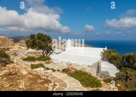 Vista della piccola Chiesa di Panagia Paleokastritsa all'interno delle rovine del castello di Palaiokastro. In cima alla collina. Isola di iOS, Grecia. Foto Stock