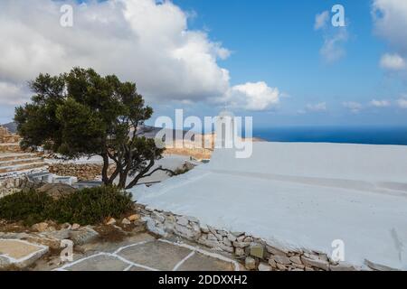 Vista della piccola Chiesa di Panagia Paleokastritsa all'interno delle rovine del castello di Palaiokastro. In cima alla collina. Isola di iOS, Grecia. Foto Stock