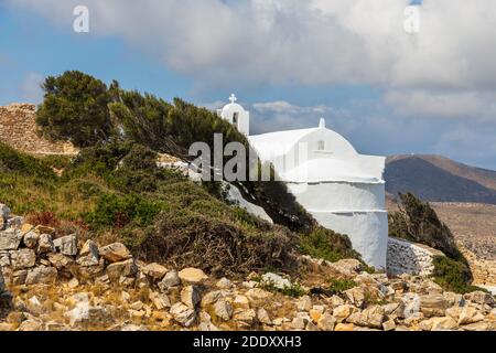 Vista della piccola Chiesa di Panagia Paleokastritsa all'interno delle rovine del castello di Palaiokastro. In cima alla collina. Isola di iOS, Grecia. Foto Stock