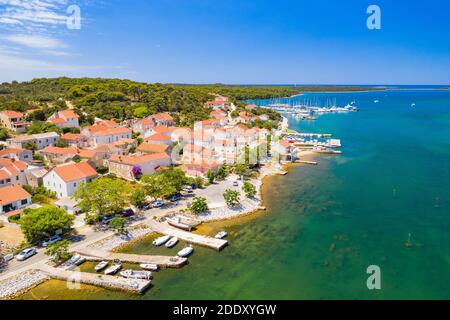 Vista aerea della città di Veli Rat e lungomare Sull'isola di Dugi Otok sul mare Adriatico in Croazia Foto Stock