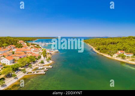 Vista aerea della città di Veli Rat e lungomare Sull'isola di Dugi Otok sul mare Adriatico in Croazia Foto Stock