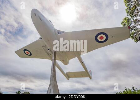 Un ex Royal Australian Air Force de Havilland FB.31 Vampire Jet a Wingham, NSW, Australia è stato montato nel 1971 per commemorare 50 anni del RAAF Foto Stock