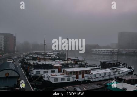 Blackwall Basin Marina in Morning FOG, 27 novembre 2020, Docklands, East London Foto Stock