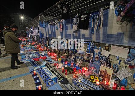 Napoli, Italia. morte Maradona il San Paolo ieri sera dopo la partita di Europa League lumi fiori stroscioni sciarpe maglie foto solo per uso editoriale Credit: Independent Photo Agency/Alamy Live News 2020 Foto Stock