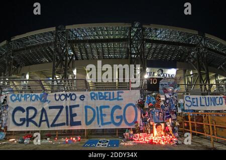 Napoli, Italia. morte Maradona il San Paolo ieri sera dopo la partita di Europa League lumi fiori stroscioni sciarpe maglie foto solo per uso editoriale Credit: Independent Photo Agency/Alamy Live News 2020 Foto Stock