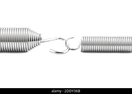 Ripresa macro di due nuove molle collegate, isolate su sfondo bianco. Foto Stock