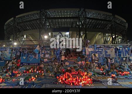 Napoli, Italia. morte Maradona il San Paolo ieri sera dopo la partita di Europa League lumi fiori stroscioni sciarpe maglie foto solo per uso editoriale Credit: Independent Photo Agency/Alamy Live News 2020 Foto Stock