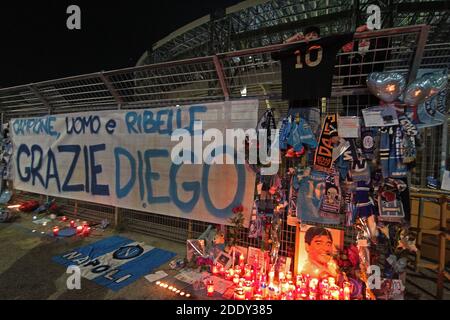 Napoli, Italia. morte Maradona il San Paolo ieri sera dopo la partita di Europa League lumi fiori stroscioni sciarpe maglie foto solo per uso editoriale Credit: Independent Photo Agency/Alamy Live News 2020 Foto Stock