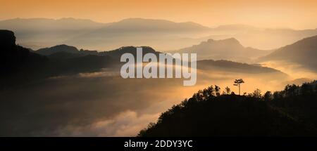 luce dorata che splende sulla montagna Foto Stock