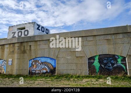 Murales sulla parete esterna dello Zoo dell'Isola di Wight, Sandown, Isola di Wight Foto Stock