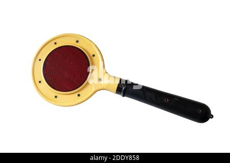 Controller del traffico con vetro rosso su sfondo bianco. Soggetto giallo con maniglia nera in primo piano Foto Stock