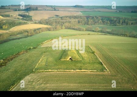 Stoney Littleton Long Barrow sepoltura sito, UNA neolitico Chambered Tomba, vicino Wellow, Somerset, Regno Unito, vista aerea drone Foto Stock