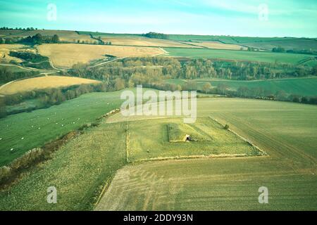 Stoney Littleton Long Barrow sepoltura sito, UNA lunga 30m neolitico Chambered Tomba, vicino Wellow, Somerset, Regno Unito, vista aerea drone Foto Stock