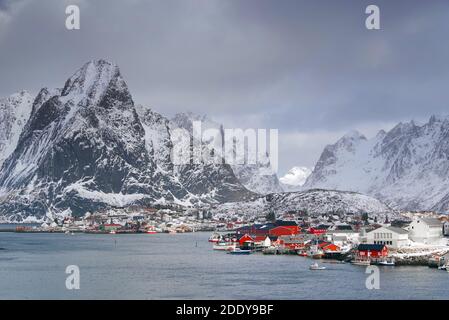 Paesaggio norvegese vicino Reine Resort in arcipelago Lofoten, Norvegia, Europa Foto Stock