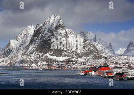 Paesaggio norvegese vicino Reine Resort in arcipelago Lofoten, Norvegia, Europa Foto Stock