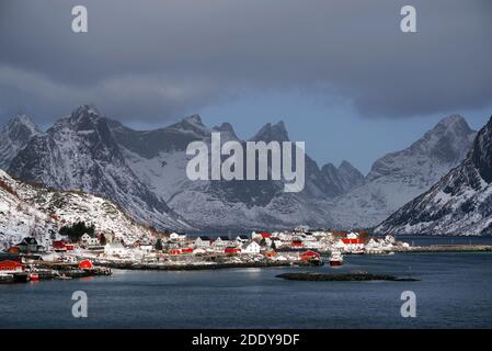 Paesaggio norvegese vicino Reine Resort in arcipelago Lofoten, Norvegia, Europa Foto Stock