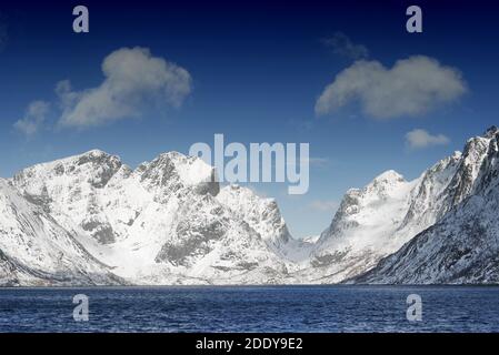 Paesaggio norvegese vicino Reine Resort in arcipelago Lofoten, Norvegia, Europa Foto Stock