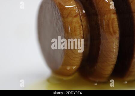 Frizzante di Miele di legno che riposa sul Miele su sfondo bianco Foto Stock
