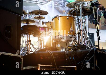 Batteria da concerto set. I tamburi sono dorati sul palco Foto Stock