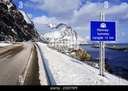 Paesaggio norvegese vicino Reine Resort in arcipelago Lofoten, Norvegia, Europa Foto Stock