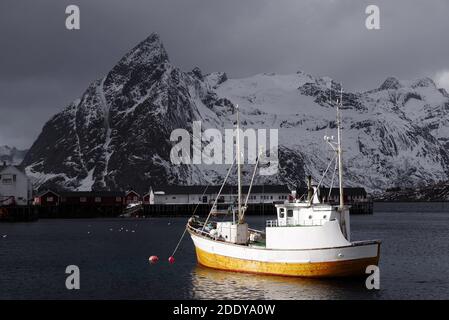 Paesaggio norvegese vicino Reine Resort in arcipelago Lofoten, Norvegia, Europa Foto Stock