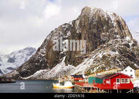 Paesaggio norvegese vicino Reine Resort in arcipelago Lofoten, Norvegia, Europa Foto Stock