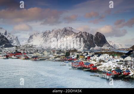 Paesaggio norvegese vicino Reine Resort in arcipelago Lofoten, Norvegia, Europa Foto Stock