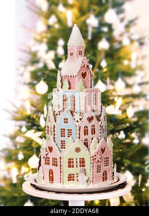 Il castello di pan di zenzero con l'albero di Natale dell'abete reale sulla vita domestica sfondo della stanza Foto Stock