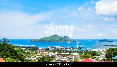 Il porto di Victoria, Seychelles, offre una vista sull'isola di St Anne con cielo blu e acqua pulita dell'oceano Foto Stock