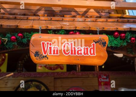 "Vino rosso caldo" scritto su un cartello in legno in francese (Vin chaud scritto in rosso). Bellissimo primo piano. Mercatino di Natale, Parigi (giardini delle Tuileries), Foto Stock