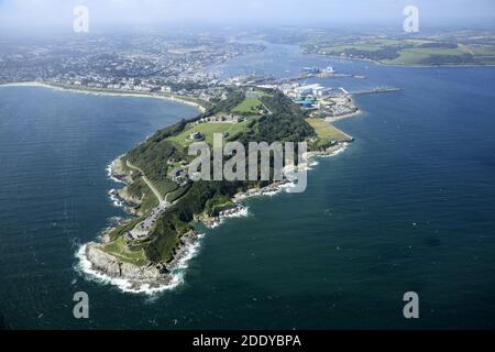 Gran Bretagna, Cornovaglia: Vista aerea di Falmouth e, in primo piano, Castello di Pendennis costruito da Enrico VIII nel 1539 per proteggere l'ingresso alla R Foto Stock