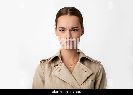 ritratto di bella ragazza con emozioni di malcontento e di malcontento. Espressione facciale dispiaciuta. Primo piano in studio Foto Stock