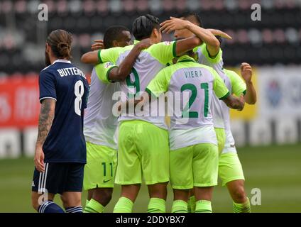 Doha, Qatar. 27 Nov 2020. I giocatori del Beijing FC festeggiano un gol durante una partita di calcio del Gruppo e della AFC Champions League tra il Beijing FC e la Melbourne Victory a Doha, Qatar, 27 novembre 2020. Credit: Nikku/Xinhua/Alamy Live News Foto Stock