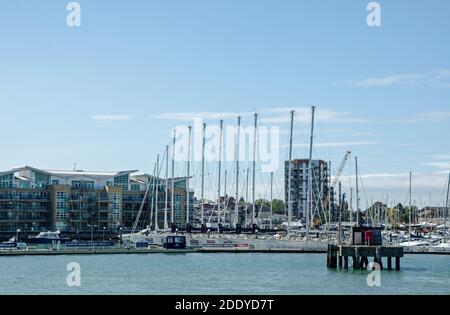 Gosport, UK - 8 settembre 2020: Vista di Gosport Marina con un certo numero di yacht coinvolti nella Clipper Round The World Race ormeggiata al sole. Foto Stock