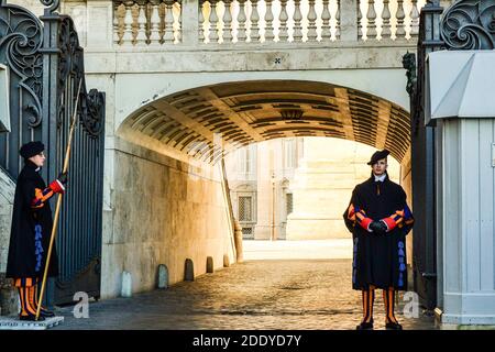 ITALIA, VATICANO, 23.12.2011. Antichi soldati in costume nella città del Vaticano e nella Basilica di San Pietro Foto Stock