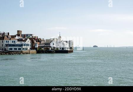 Portsmouth, Regno Unito - 8 settembre 2020: Vista attraverso Portsmouth Harbour verso la storica area di Portsmouth Point di pub e fortificazioni viste al sole Foto Stock