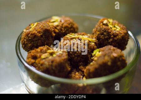 Ladoo o laddu freschi fatti in casa, fatti con pangrattato con pistacchio su di esso, con fuoco selettivo Foto Stock