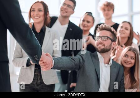 Stretta di mano del business di persone in occasione di una riunione in ufficio Foto Stock