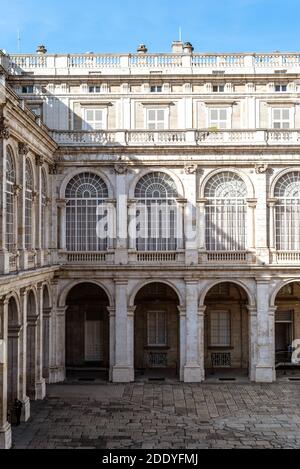 Madrid, Spagna - 18 ottobre 2020: Palazzo reale a Madrid in una bella giornata di cielo blu. Foto Stock