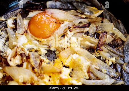 Pan uova fritte e cipolle tritate preparate in un olio d'oliva leggero - ottimo con pane fresco croccante. Foto Stock