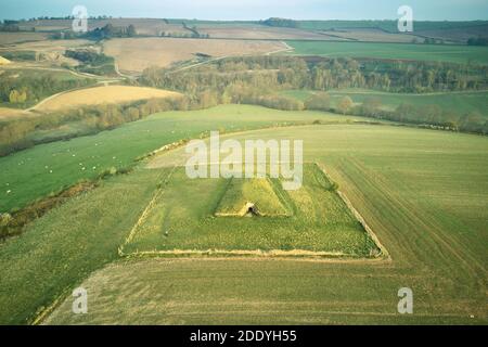 Stoney Littleton Long Barrow sepoltura sito, UNA neolitico Chambered Tomba, vicino Wellow, Somerset, Regno Unito, vista aerea drone Foto Stock