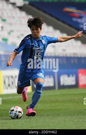 DOHA, QATAR - 27 NOVEMBRE: Seol giovane-woo di Ulsan Hyundai durante la partita del gruppo F della AFC Champions League tra Ulsan Hyundai e Perth Glory al Education City Stadium il 27 novembre 2020 a Doha, Qatar. (Foto di Colin McPhedran/MB Media) Foto Stock