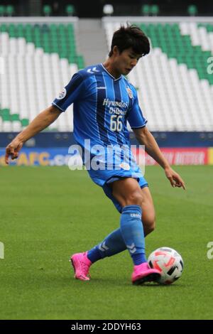 DOHA, QATAR - 27 NOVEMBRE: Seol giovane-woo di Ulsan Hyundai durante la partita del gruppo F della AFC Champions League tra Ulsan Hyundai e Perth Glory al Education City Stadium il 27 novembre 2020 a Doha, Qatar. (Foto di Colin McPhedran/MB Media) Foto Stock