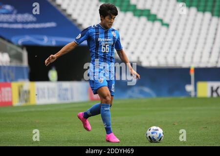 DOHA, QATAR - 27 NOVEMBRE: Seol giovane-woo di Ulsan Hyundai durante la partita del gruppo F della AFC Champions League tra Ulsan Hyundai e Perth Glory al Education City Stadium il 27 novembre 2020 a Doha, Qatar. (Foto di Colin McPhedran/MB Media) Foto Stock