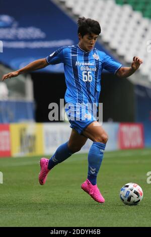 DOHA, QATAR - 27 NOVEMBRE: Seol giovane-woo di Ulsan Hyundai durante la partita del gruppo F della AFC Champions League tra Ulsan Hyundai e Perth Glory al Education City Stadium il 27 novembre 2020 a Doha, Qatar. (Foto di Colin McPhedran/MB Media) Foto Stock