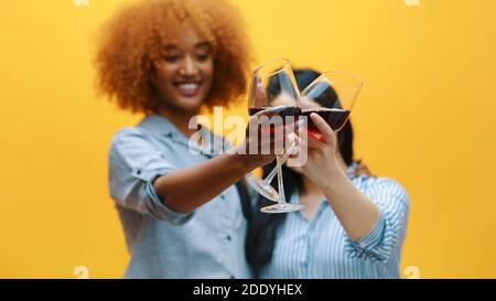 Grazie. Due giovani amici multietnici, tostando con bicchieri di vino. Migliori amici e celebrazioni. Foto di alta qualità Foto Stock
